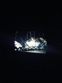 Lámpara LED Berserk Guts bajo la lluvia